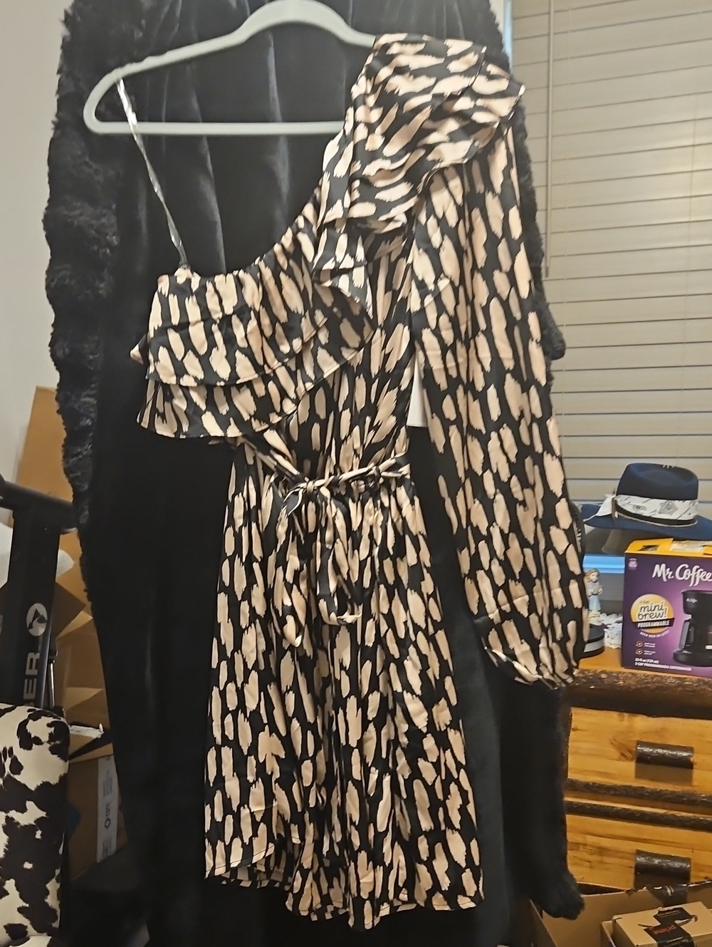 ANDREE BY UNIT One-Shoulder Ruffle Dress in Black and Beige Abstract Print
